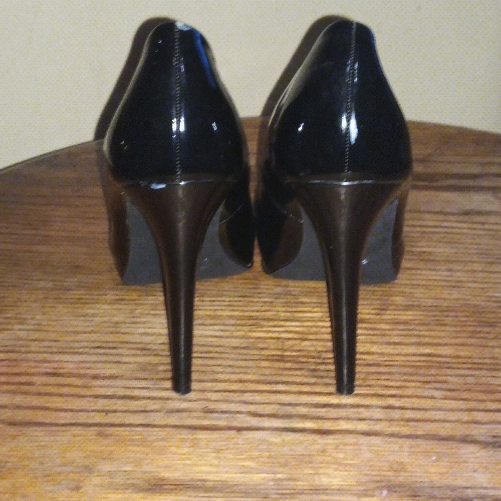 Black pumps